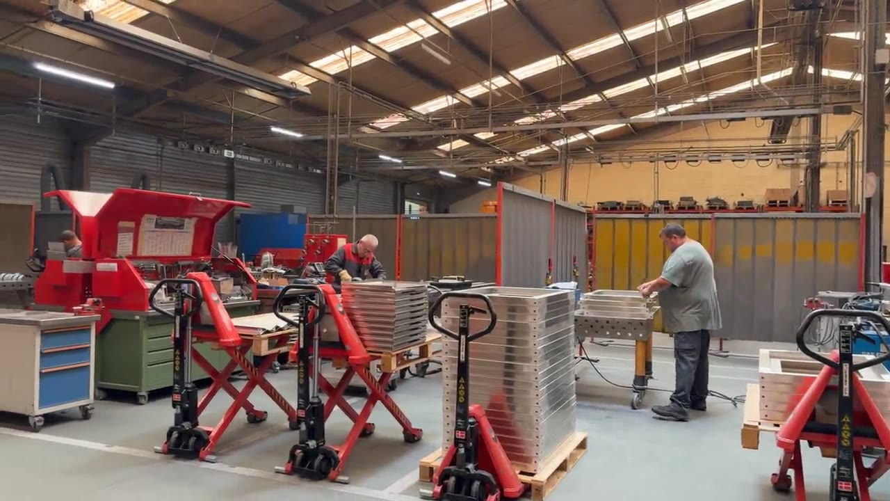 Opérateurs Duflot assemblant et montant des sous-ensembles de tôlerie en atelier à Holnon (Aisne, Hauts-de-France)