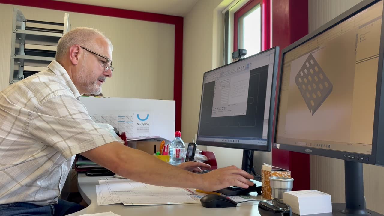 Conception d'une pièce de tôlerie en CAO au bureau d'études Duflot à Holnon