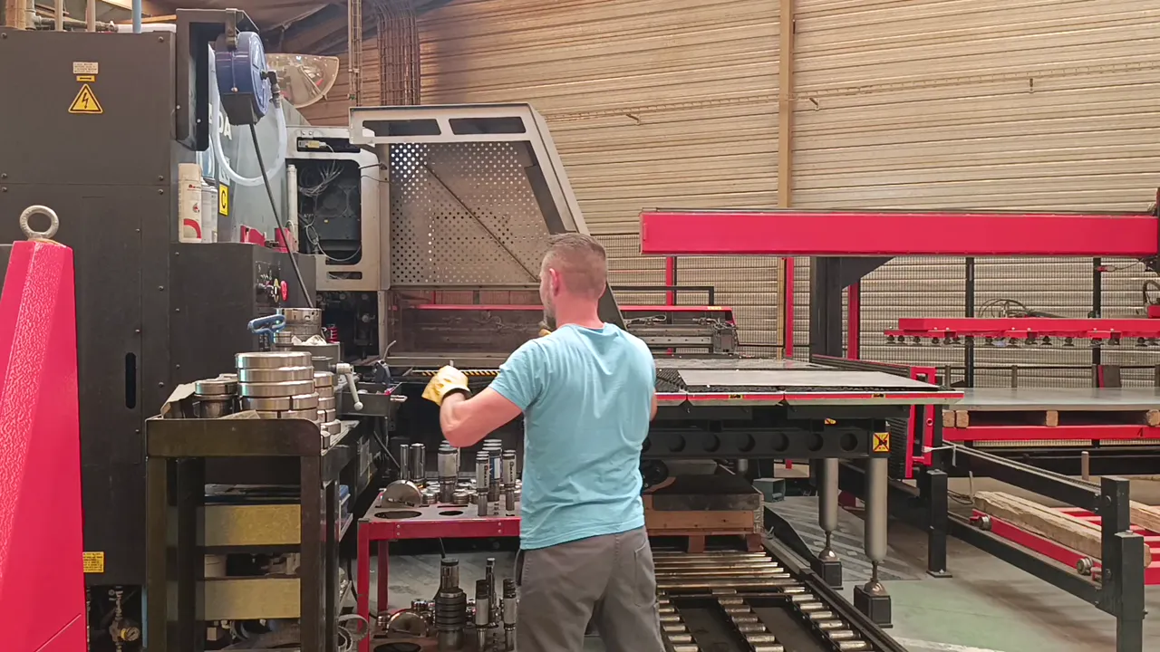 Opérateur au poste de chargement / déchargement automatique de tôles sur ligne de découpe chez Duflot à Holnon (Aisne, Hauts-de-France)