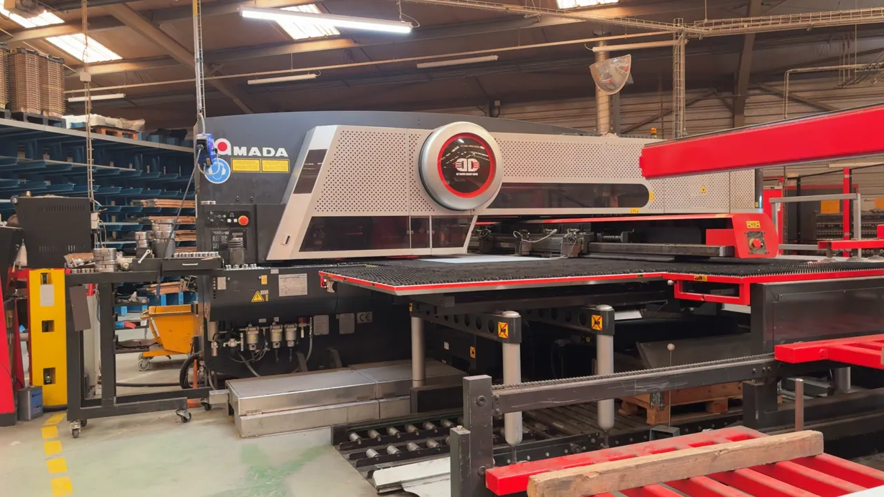 Poinçonneuse combinée découpe laser Amada EML avec chargeur automatique et rayonnage de tôles chez Duflot à Holnon (Aisne, Hauts-de-France)