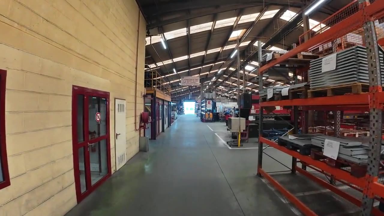 Flux matière à travers les îlots spécialisés de l'atelier de tôlerie Duflot de 8 500 m² à Holnon (Aisne, Hauts-de-France)