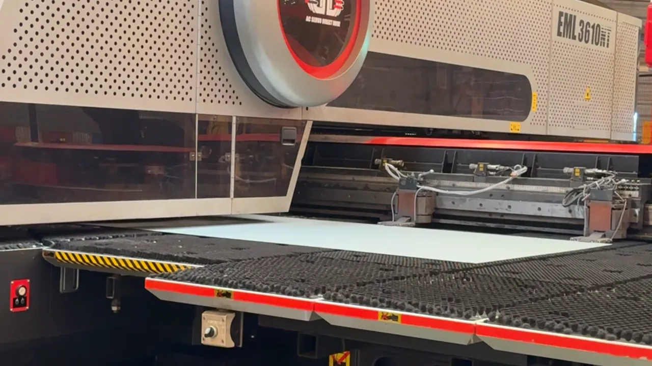 Découpe laser fibre d'une tôle par la tête laser du combiné Amada chez Duflot à Holnon (Aisne, Hauts-de-France)