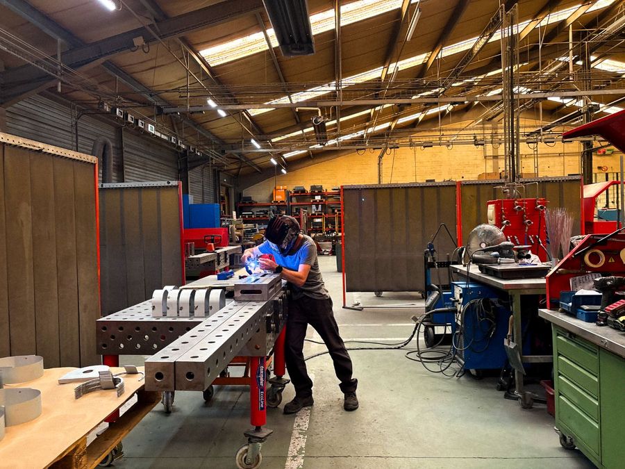 Assemblage et montage de sous-ensembles de tôlerie chez Duflot à Holnon (Aisne, Hauts-de-France)