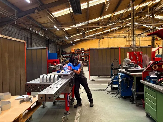 Assemblage de pièces de tôlerie sur poste de montage Duflot