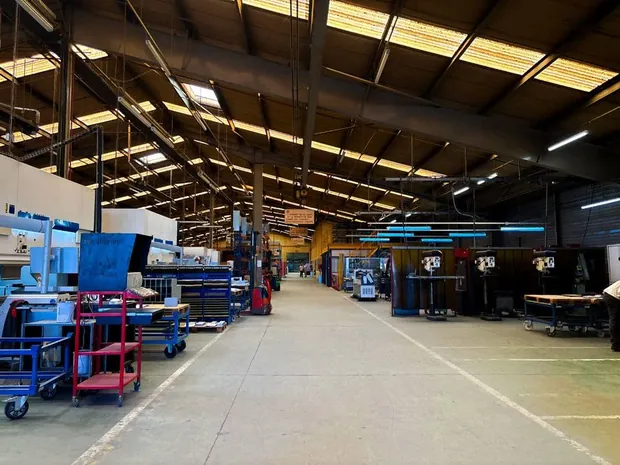 Vue d'ensemble des ateliers de tôlerie fine Duflot à Holnon — lignes de production