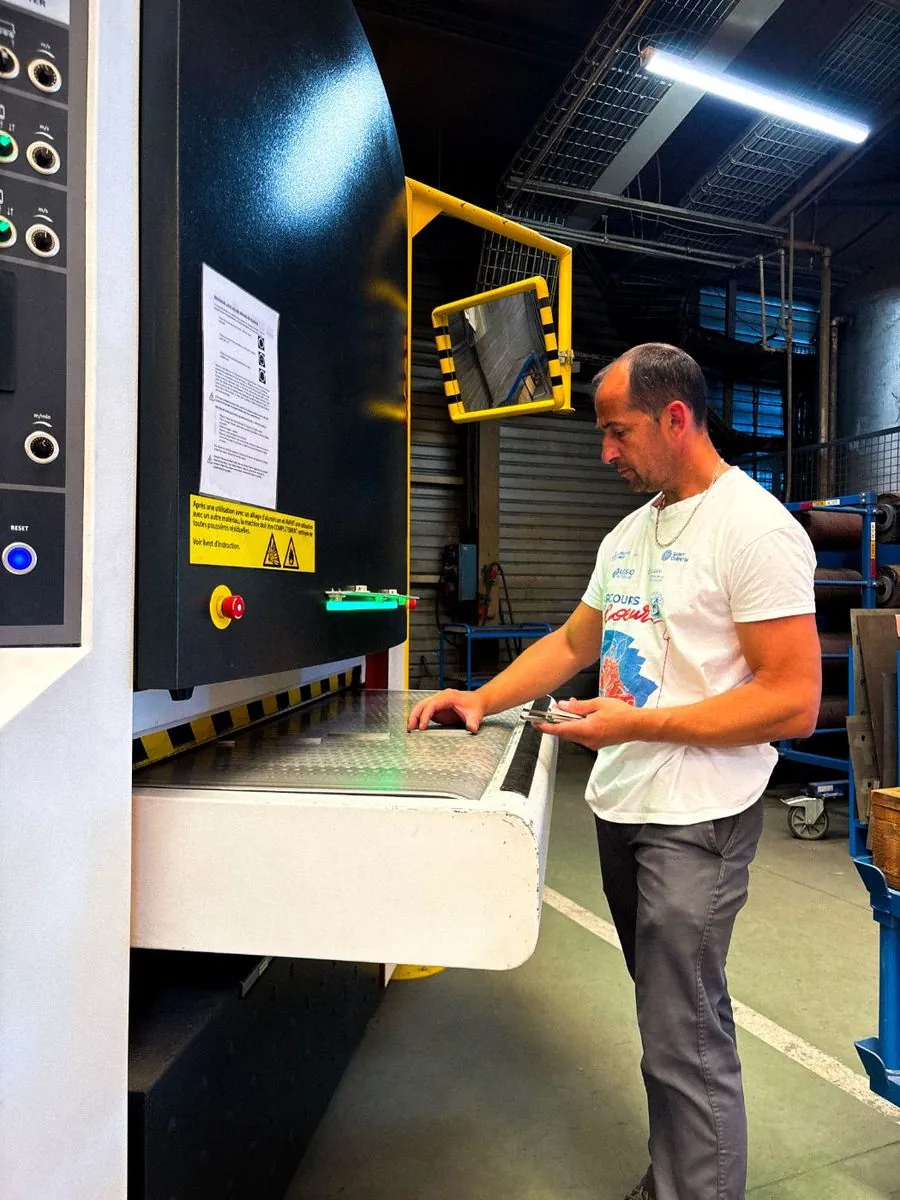 Brossage et finition d'une pièce inox chez Duflot à Holnon (Aisne, Hauts-de-France)
