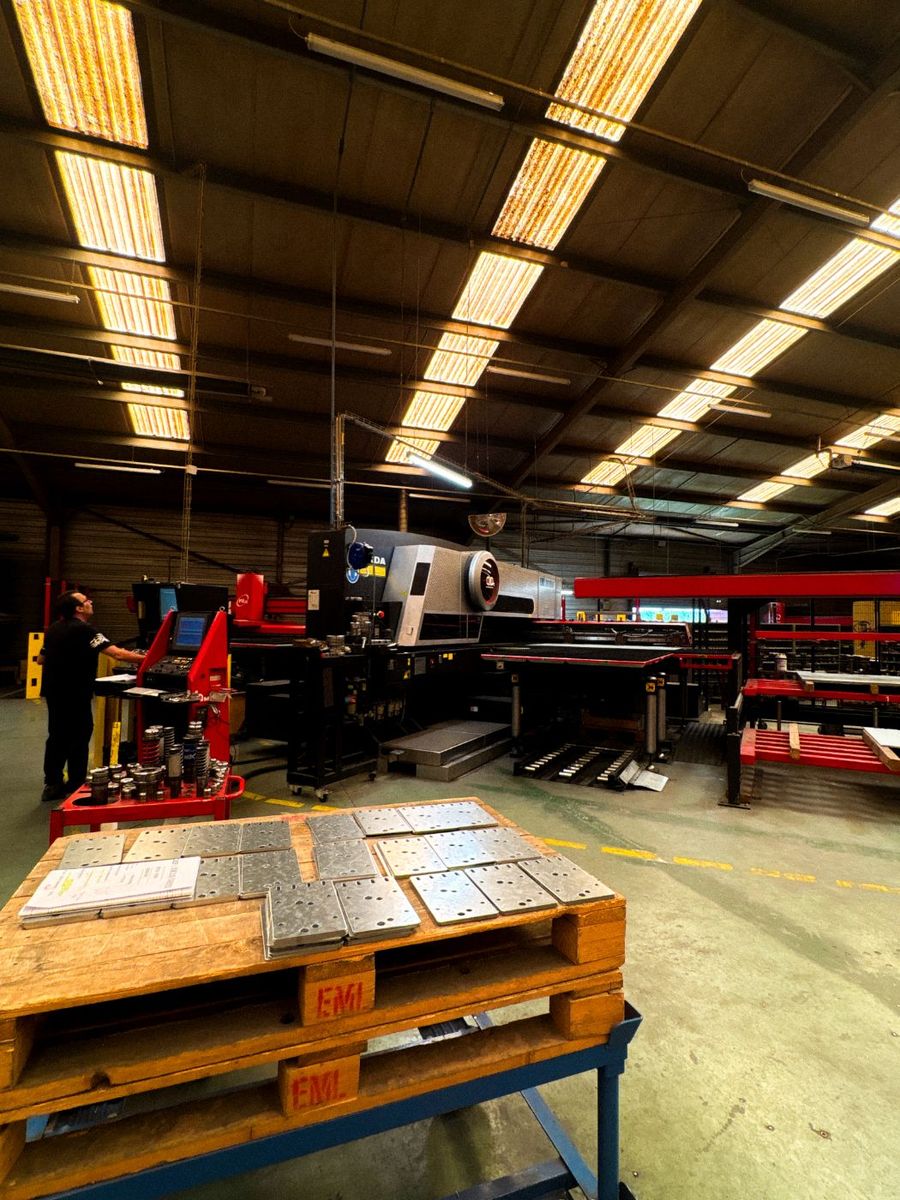 Poinçonneuse combinée découpe laser avec chargeur / déchargeur en production chez Duflot à Holnon (Aisne, Hauts-de-France)