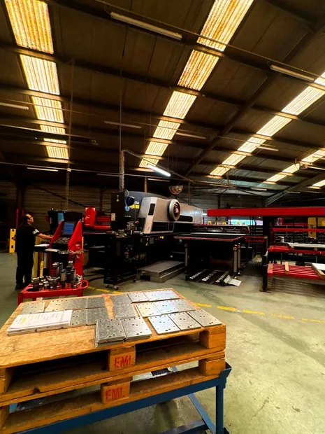 Poinçonneuse combinée découpe laser en production chez Duflot à Holnon (Aisne)