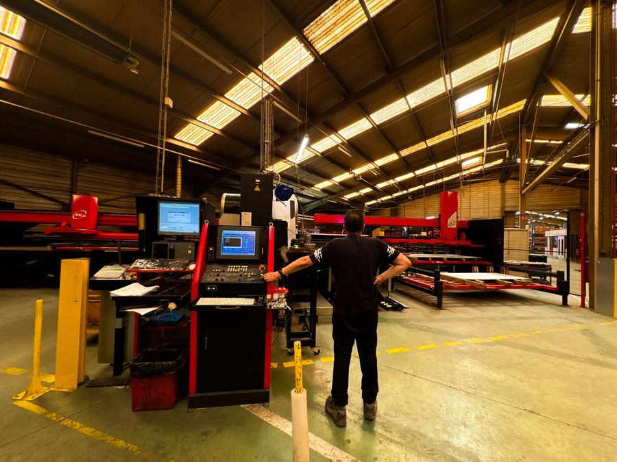 Opérateurs pilotant une ligne de découpe laser chez Duflot à Holnon (Aisne, Hauts-de-France)