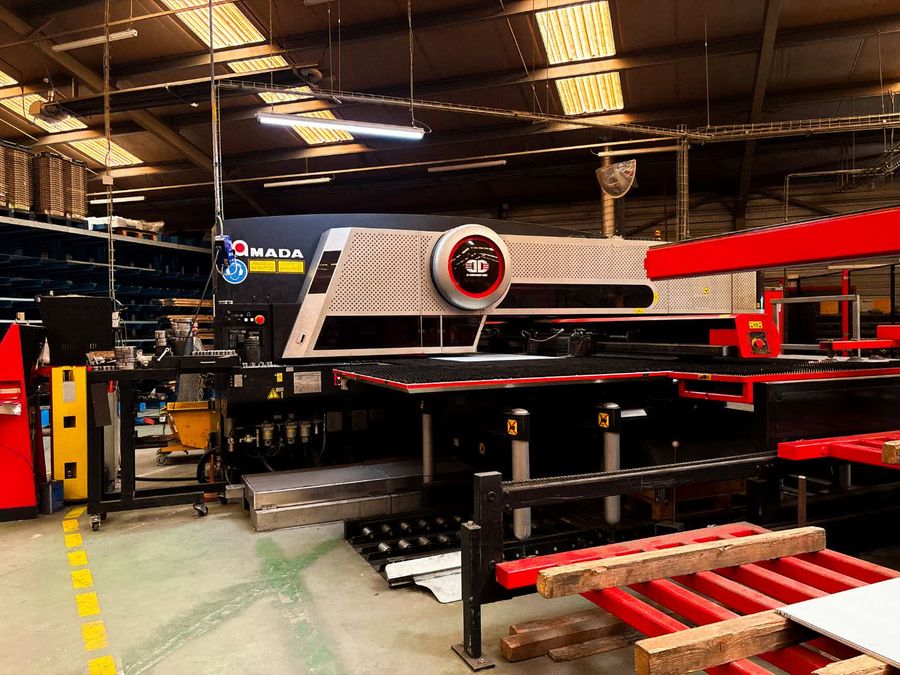 Ligne de découpe laser avec chargeur / déchargeur automatique en production chez Duflot à Holnon (Aisne, Hauts-de-France)