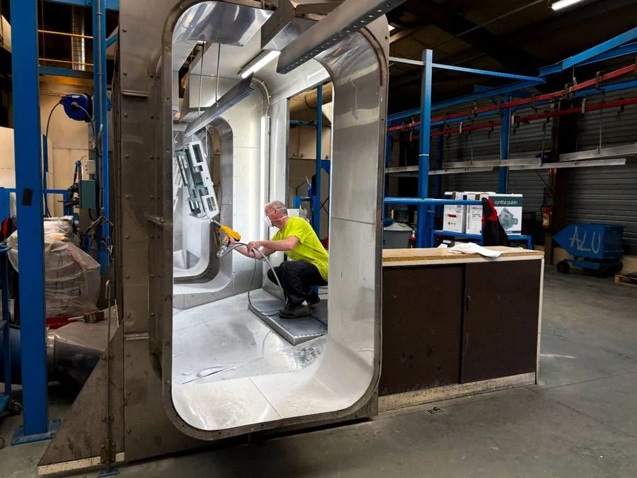 Mise en peinture des pièces sur ligne de finition — finition et montage final chez Duflot