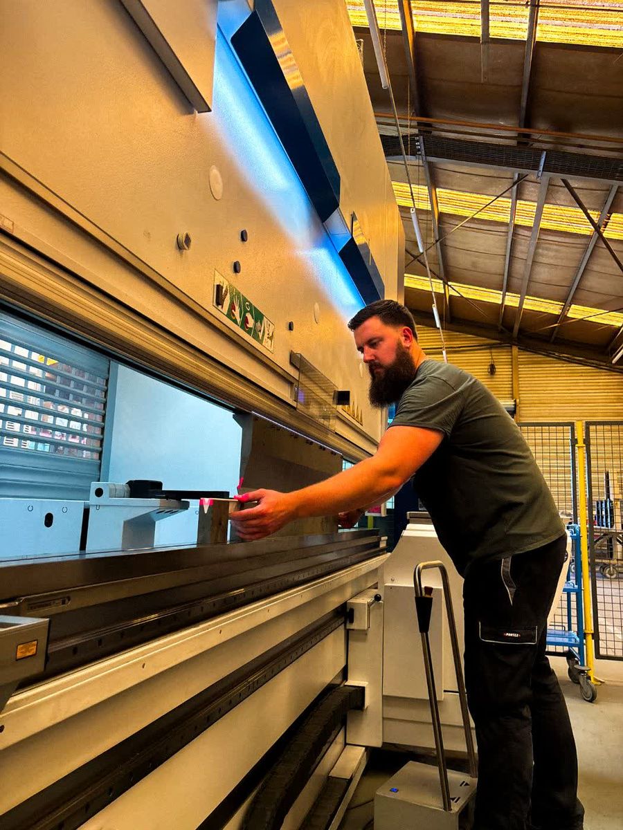 Presse plieuse Trumpf TruBend 5170 de 170 tonnes pour le pliage de grandes tôles chez Duflot à Holnon (Aisne, Hauts-de-France)