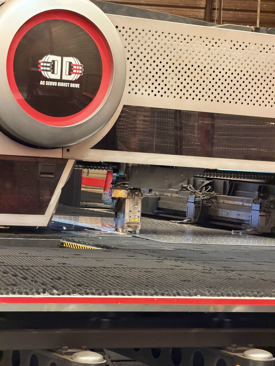 Chargeur automatique de tôles sur combiné laser-poinçonnage chez Duflot à Holnon (Aisne, Hauts-de-France)