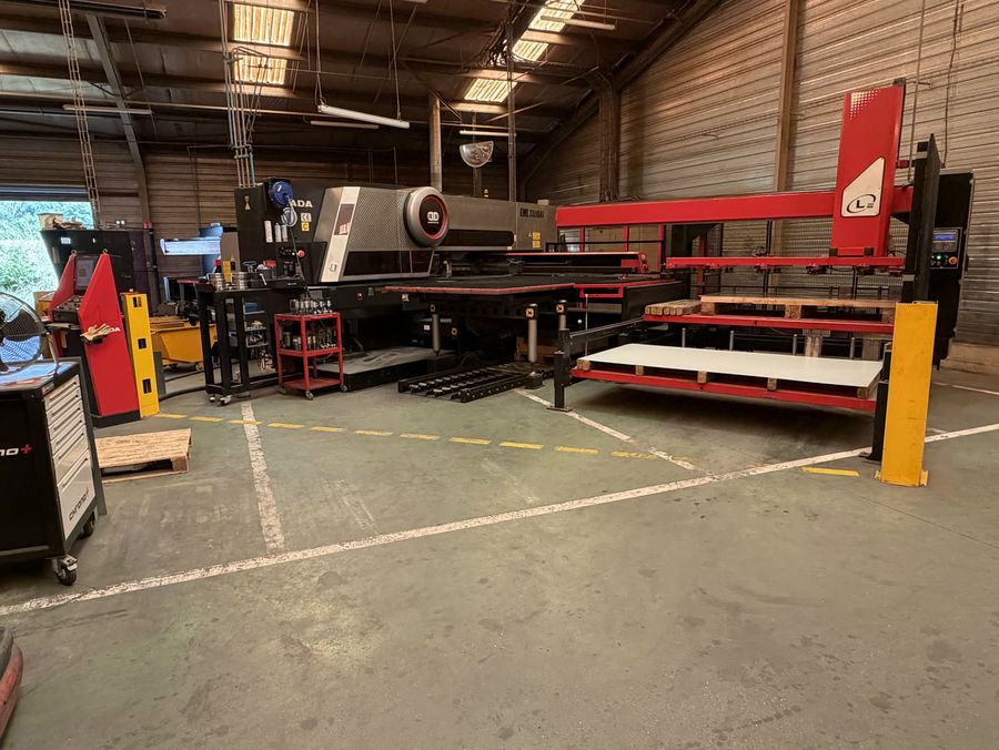 Poinçonneuse combinée découpe laser avec chargeur et déchargeur automatique chez Duflot à Holnon (Aisne, Hauts-de-France)