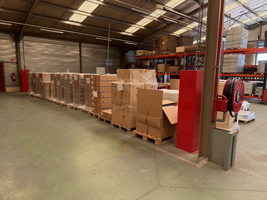 Préparation de commande et mise en cartons des pièces de tôlerie chez Duflot à Holnon (Aisne, Hauts-de-France)