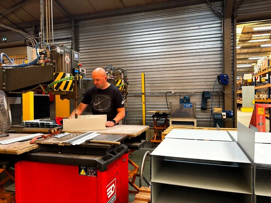 Soudeur qualifié Duflot sur table modulaire — soudage TIG, MIG et par points d'ensembles mécano-soudés