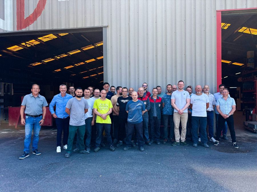Les équipes Duflot devant l'atelier de Holnon