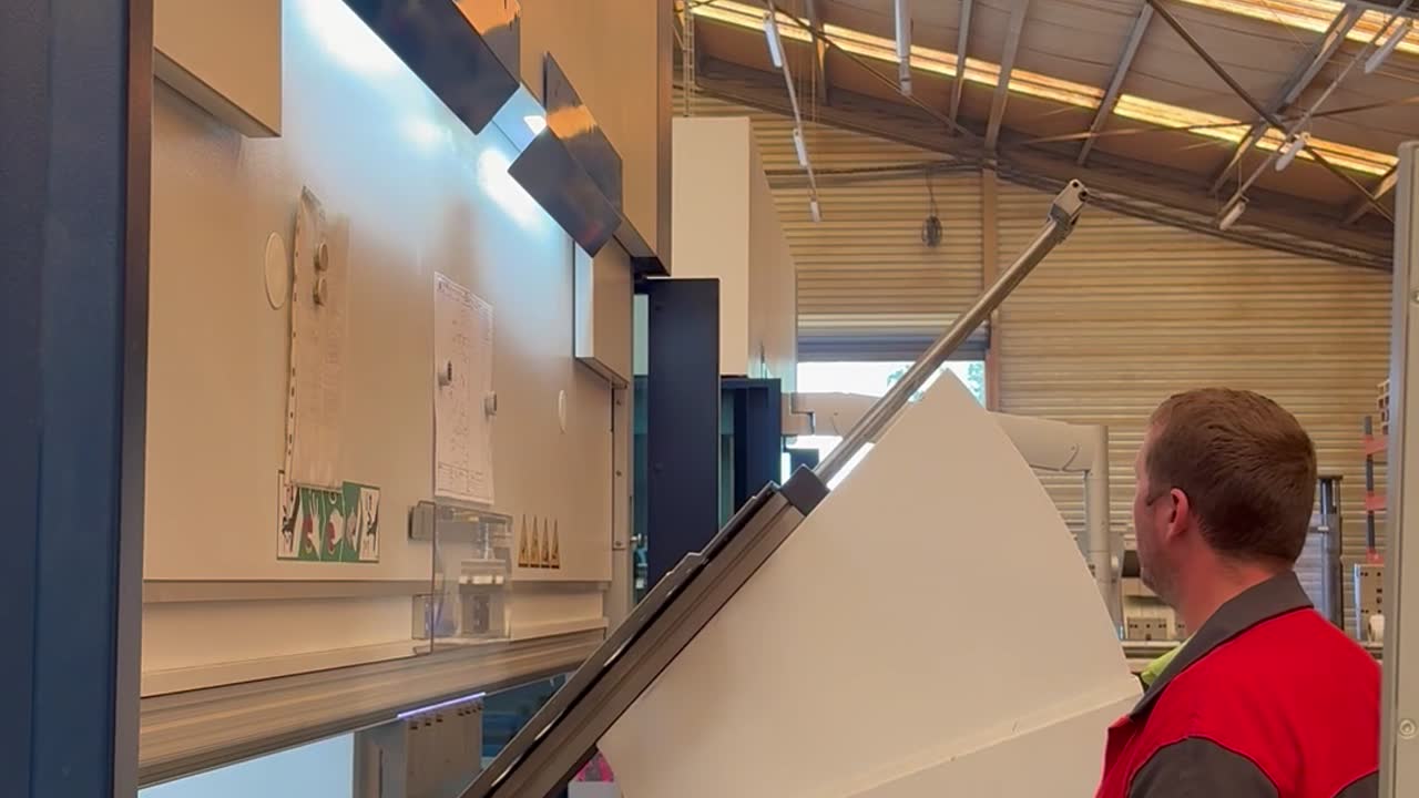 Opérateur Duflot au pliage d'une pièce de tôle sur presse plieuse numérique à Holnon (Aisne, Hauts-de-France)