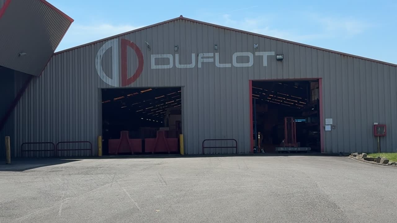 L'équipe Duflot réunie devant le bâtiment de production à Holnon (Aisne, Hauts-de-France) — 150 ans de tradition et d'innovation